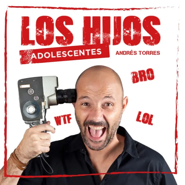 Los Hijos. Adolescentes Andrés Torres, monologuista, aparece en primer plano sosteniendo una cámara antigua. Fondo blanco con el título Los Hijos y palabras adolescentes destacadas: “bro”, “lol”, “wtf”.