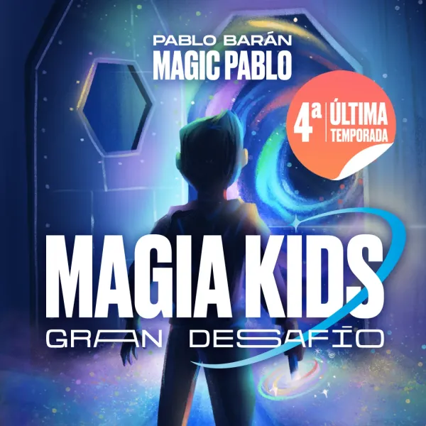Magia Kids Cartel azul con un chico de espaldas entrando en la máquina de los mundos. Texto: Magia Kids. 4ª y última temporada.